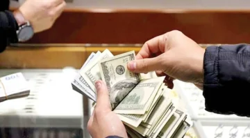 الدولار يرتفع إلى 129 ألف تومان في إيران وسط موجة قياسية بأسعار العملات والذهب